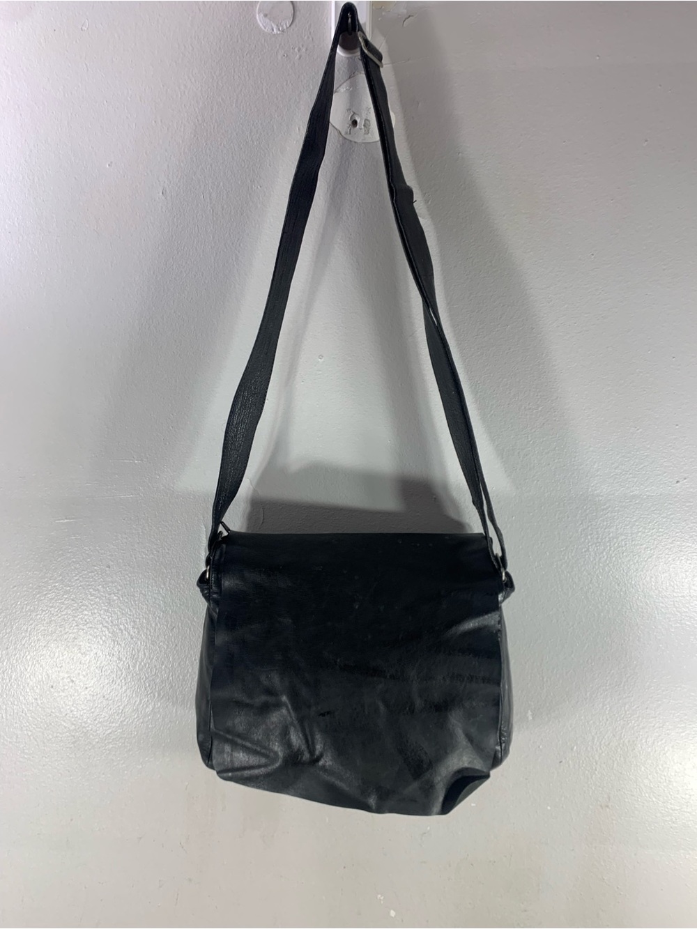 Vintage made in Canada M0851 genuine leather messenger crossbody shoulder bag